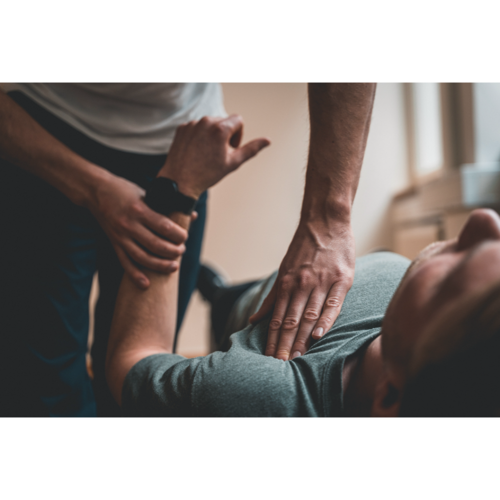 Hombre recibiendo terapia neuromuscular en pectoral
