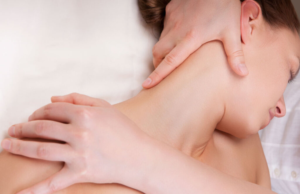 Terapia neuromuscular en el cuello de una chica