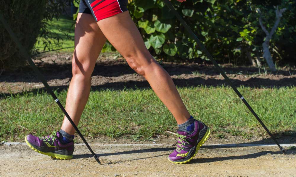 Un chico caminando rapidamente