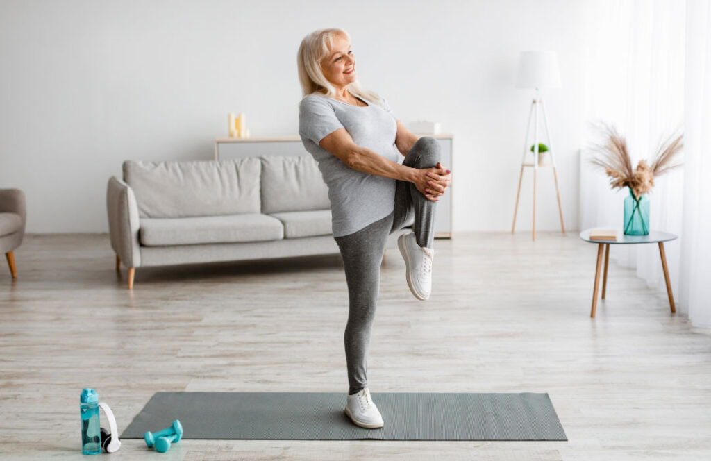 Una señora de la tercera edad estirando después de terapia neuromuscular